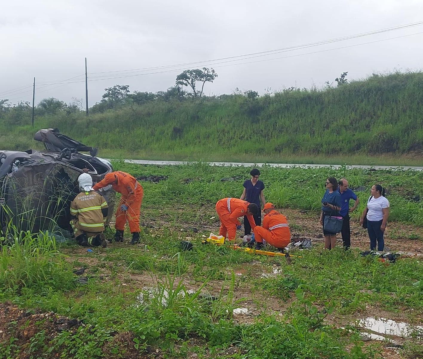 Corpo de Bombeiros resgata vítima presa às ferragens após capotamento na BR-101