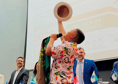 Poeta mirim de Amparo, Pedro Gustavo, participa da abertura da UNCME, em Brasília
